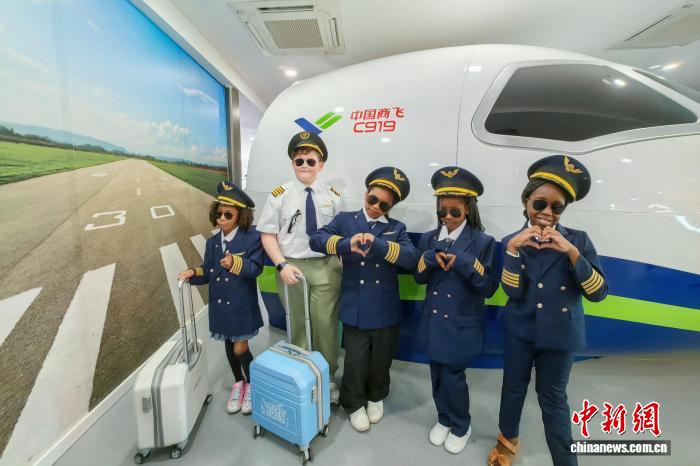 2025年「漢語(yǔ)橋」出場(chǎng)者がC919型機(jī)の飛行シミュレータを體験　天津