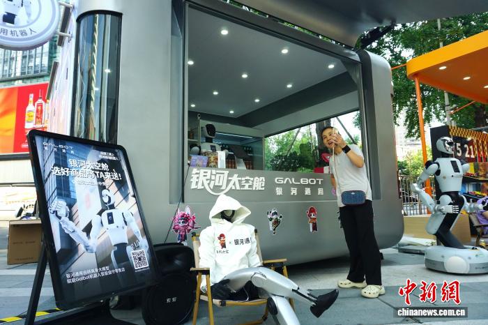 成都市內(nèi)にロボット店員が登場　四川省