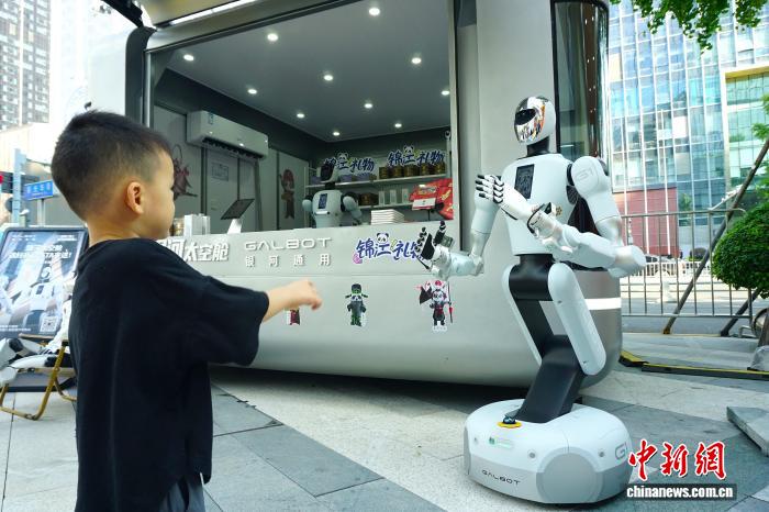 成都市內(nèi)にロボット店員が登場　四川省