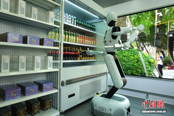 成都市內(nèi)にロボット店員が登場(chǎng)　四川省