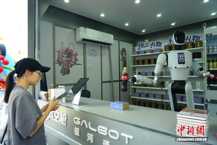 成都市內(nèi)にロボット店員が登場(chǎng)　四川省