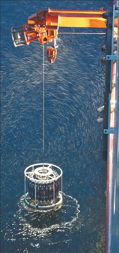 9月8日、CTD（電気伝導(dǎo)度?水溫?深度プロファイラー）を回収する「雪竜2」號。撮影?劉詩平