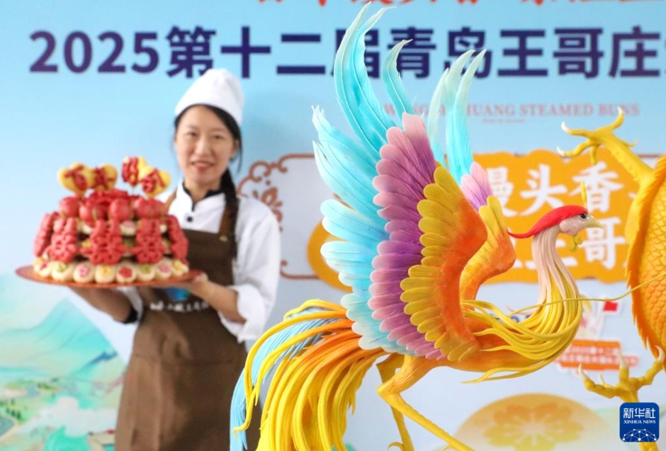 ケーキのように飾り付けた飾り蒸しパンを見せるコンテスト參加者（9月27日撮影?張進(jìn)剛）。