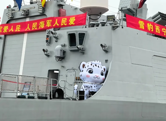 軍艦にユキヒョウの著ぐるみが登場(chǎng)