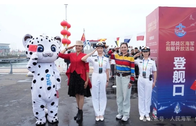 軍艦にユキヒョウの著ぐるみが登場