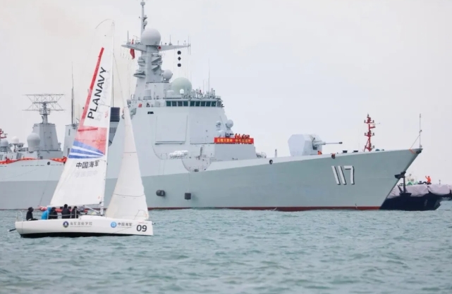 軍艦にユキヒョウの著ぐるみが登場(chǎng)