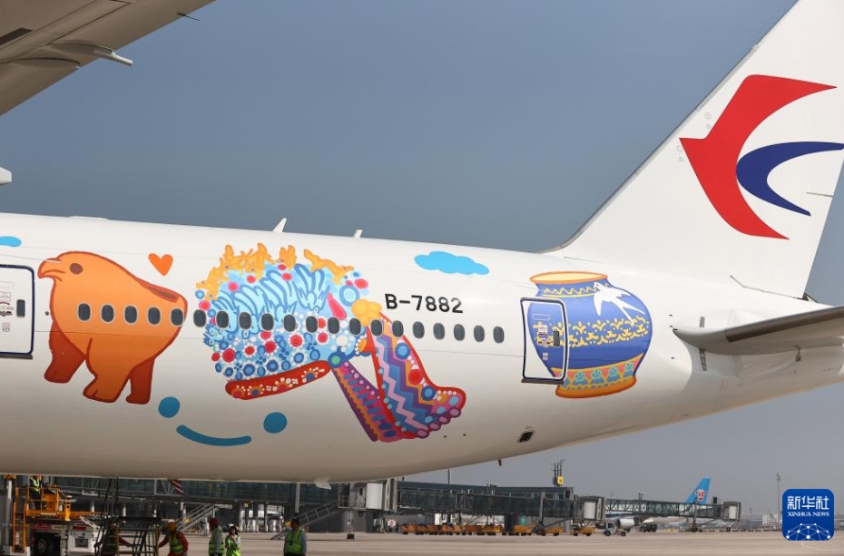 「國(guó)博號(hào)」特別塗裝機(jī)が初フライト