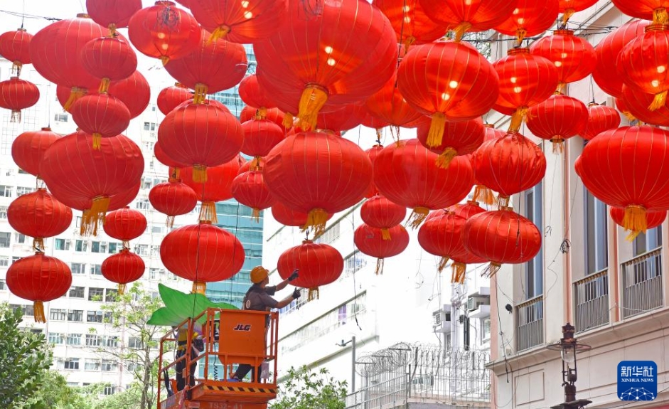 香港特區(qū)の利東街で、大きな赤いランタンを吊るす作業(yè)員（9月28日撮影?陳鐸）。