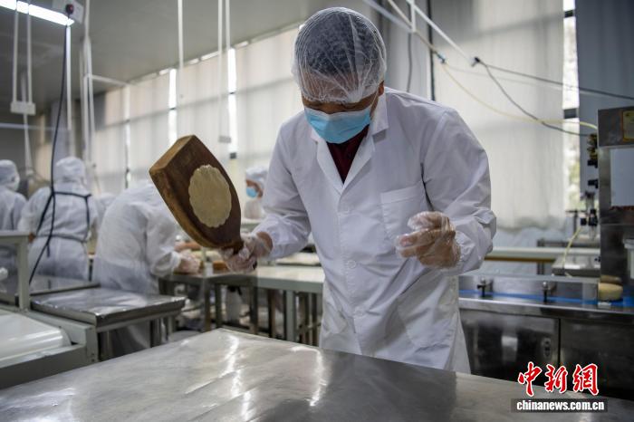 「中國(guó)のビッグサイズ月餅の里」が中秋節(jié)に向けて生産フル稼働　広西