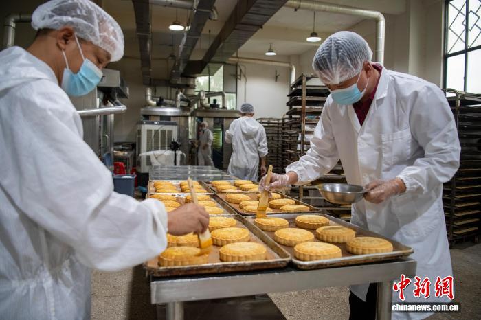 「中國のビッグサイズ月餅の里」が中秋節(jié)に向けて生産フル稼働　広西
