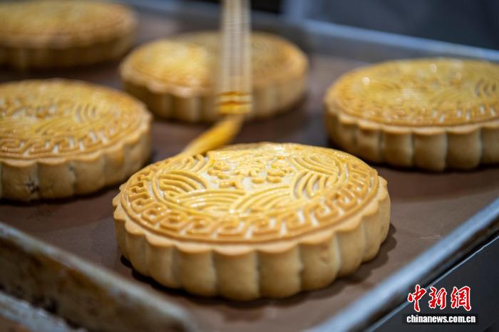 「中國(guó)のビッグサイズ月餅の里」が中秋節(jié)に向けて生産フル稼働　広西