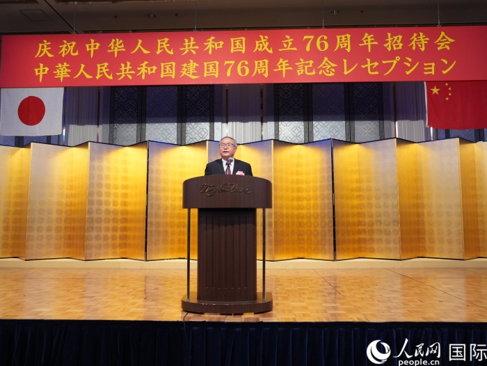 挨拶する楊慶東総領(lǐng)事（撮影?許可）。