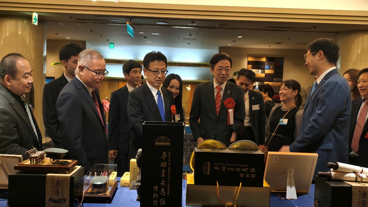 レセプションで交流する來(lái)賓たち（寫(xiě)真提供?在福岡中國(guó)総領(lǐng)事館）。