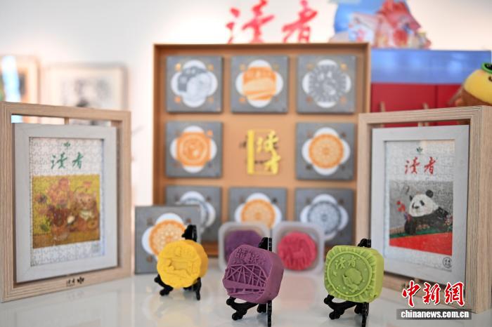 甘粛省蘭州市にある読者雑誌社に登場(chǎng)した蘭州のランドマークである中山橋がデザインされた文化クリエイティブ月餅（9月29日撮影?九美旦増）。