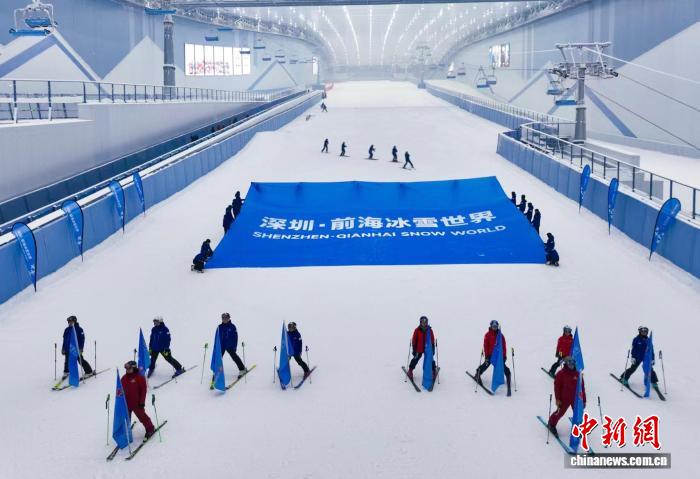 世界最大規(guī)模の屋內(nèi)スキー場がオープン　広東省深セン