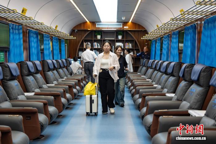 杭州東駅でレトロな車両を模した夜間休憩エリアの試験運用を開始　浙江省