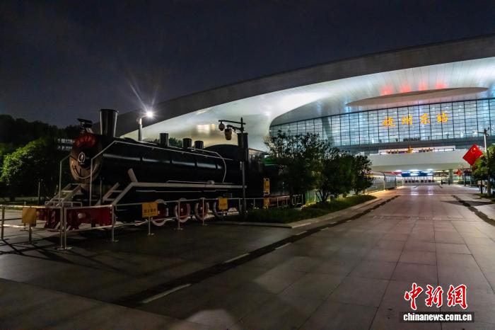 杭州東駅でレトロな車両を模した夜間休憩エリアの試験運(yùn)用を開始　浙江省