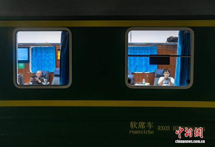 杭州東駅でレトロな車両を模した夜間休憩エリアの試験運用を開始　浙江省