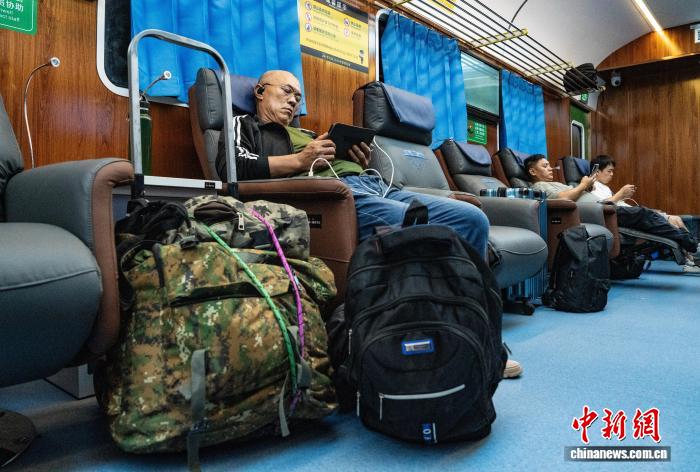 杭州東駅でレトロな車両を模した夜間休憩エリアの試験運用を開始　浙江省