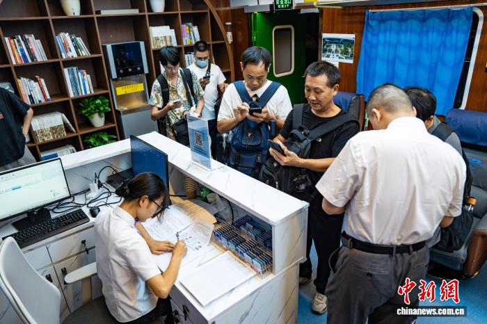 杭州東駅でレトロな車両を模した夜間休憩エリアの試験運(yùn)用を開始　浙江省