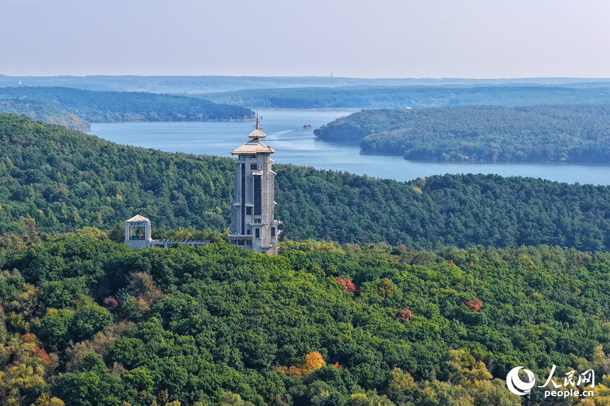 浄月潭に広がる美しい秋景色　吉林省長春市