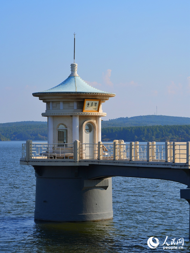 浄月潭に広がる美しい秋景色　吉林省長春市