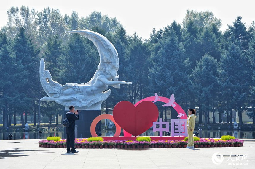 浄月潭に広がる美しい秋景色　吉林省長春市