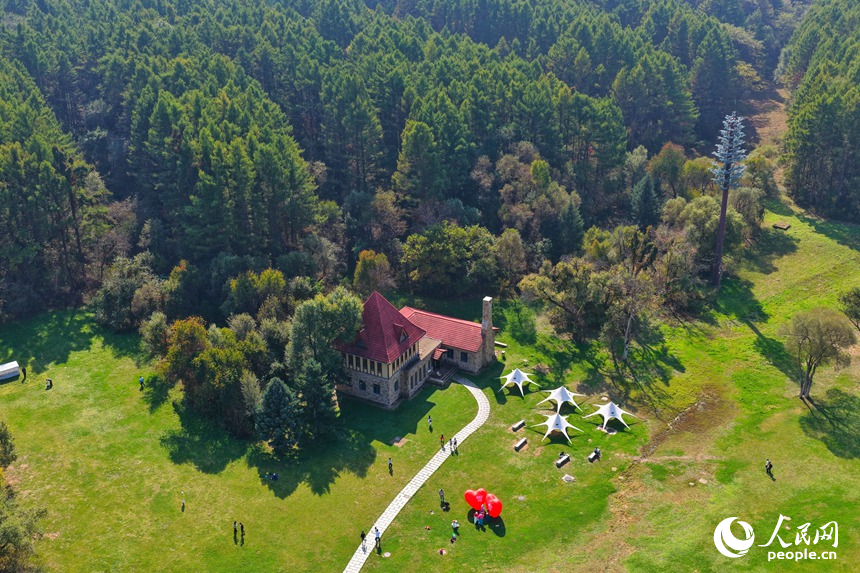 浄月潭に広がる美しい秋景色　吉林省長春市