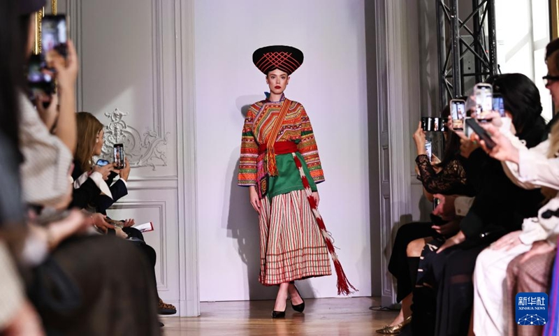 「中國(guó)四川省の無(wú)形文化遺産?百城百蕓」塩辺?傈僳族の伝統(tǒng)衣裝がパリに登場(chǎng)