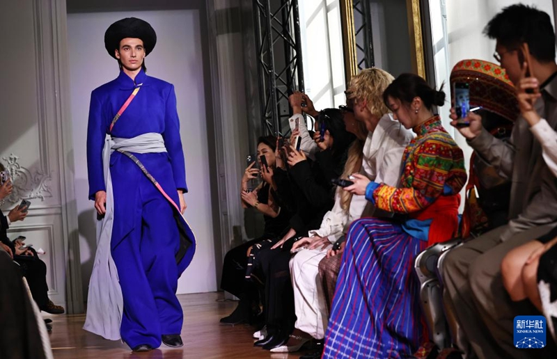 「中國四川省の無形文化遺産?百城百蕓」塩辺?傈僳族の伝統(tǒng)衣裝がパリに登場