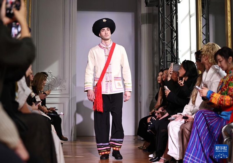 「中國(guó)四川省の無(wú)形文化遺産?百城百蕓」塩辺?傈僳族の伝統(tǒng)衣裝がパリに登場(chǎng)