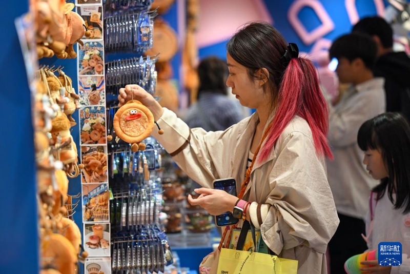 新疆國際大バザール　祝日ムードを堪能する観光客