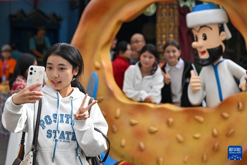 新疆國(guó)際大バザール　祝日ムードを堪能する観光客