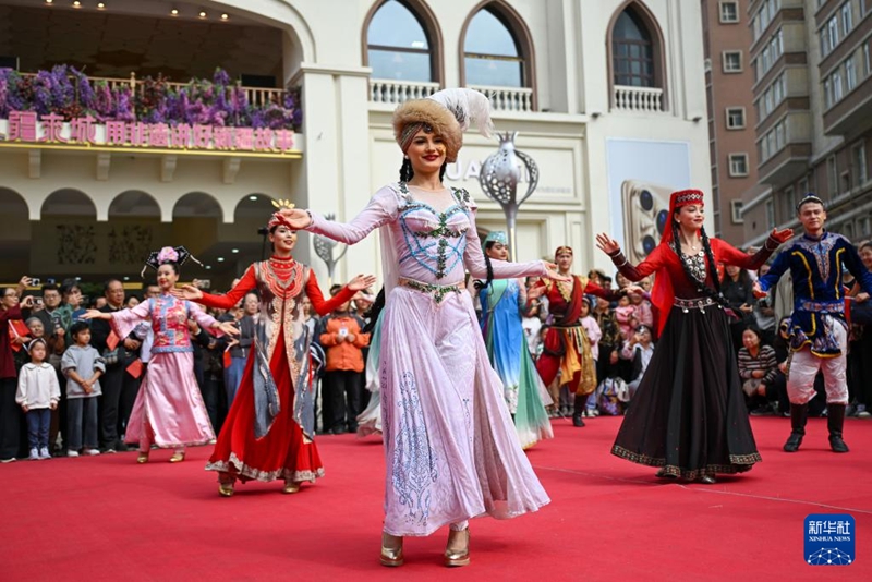 新疆國際大バザール　祝日ムードを堪能する観光客