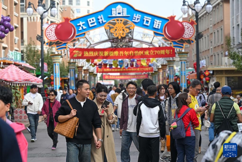 新疆國(guó)際大バザール　祝日ムードを堪能する観光客