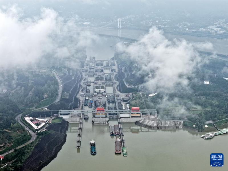 10月1日、湖北省宜昌市で、三峽の二列五段式閘門を船舶が秩序よく通過した。（撮影?王輝富、ドローンで撮影）   