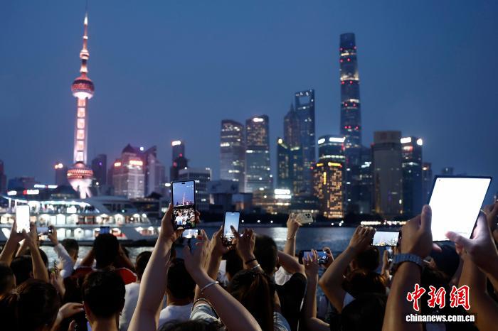 國慶節(jié)連休　上海?外灘で黃浦江両岸の景色を楽しむ観光客