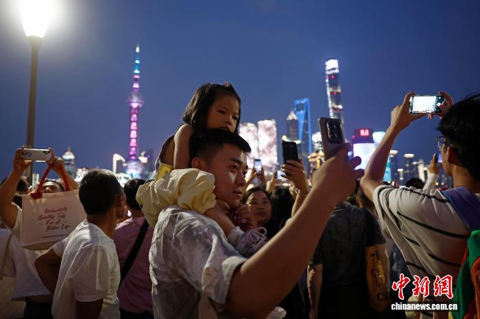 國慶節(jié)連休　上海?外灘で黃浦江両岸の景色を楽しむ観光客