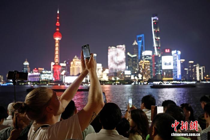 國(guó)慶節(jié)連休　上海?外灘で黃浦江両岸の景色を楽しむ観光客