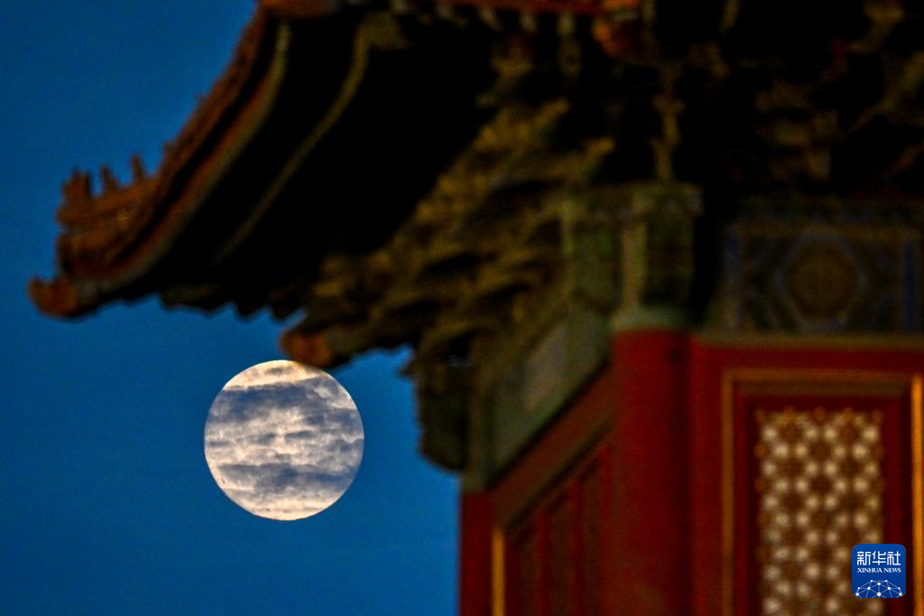 北京市の故宮角樓周辺で撮影された「中秋の名月」（10月6日撮影?劉金海）
