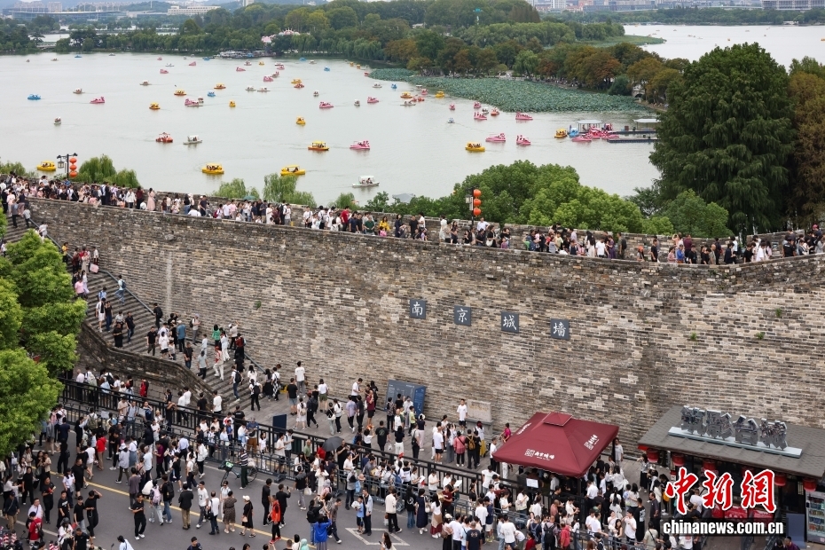 中國各地で8連休を満喫する人々