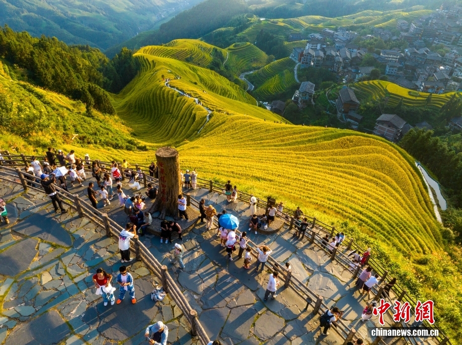 中國各地で8連休を満喫する人々