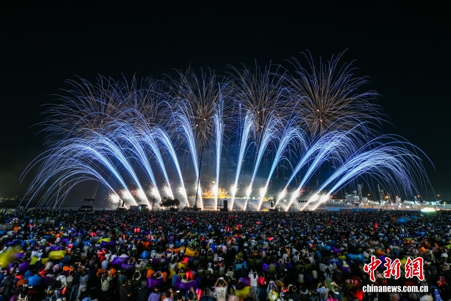 中國各地で8連休を満喫する人々