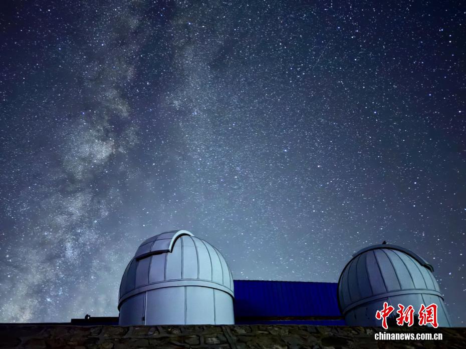 西蔵阿里暗夜公園で夜間に広がる天の川の景観（9月28日撮影?貢確）。