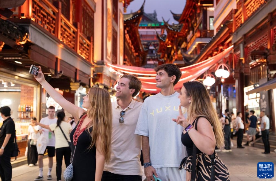 上海の豫園商城で寫真を撮影するスペイン人観光客。（7月21日撮影?張悅）