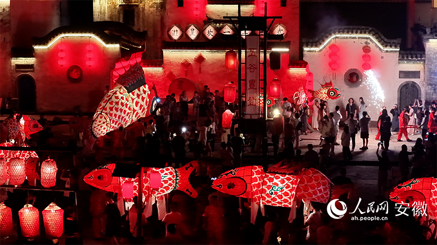 村內(nèi)をパレードする魚燈のパフォーマンスチーム（撮影?郭昊）。