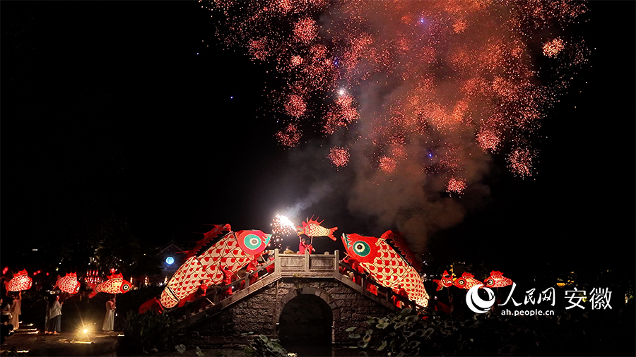 観光客を魅了する呈坎村の「魚燈」　安徽省黃山市徽州區(qū)
