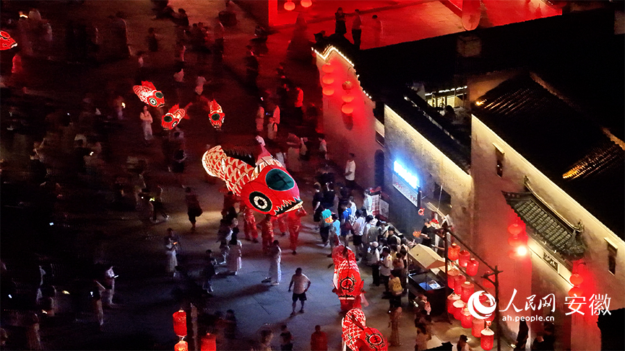 観光客を魅了する呈坎村の「魚燈」　安徽省黃山市徽州區(qū)
