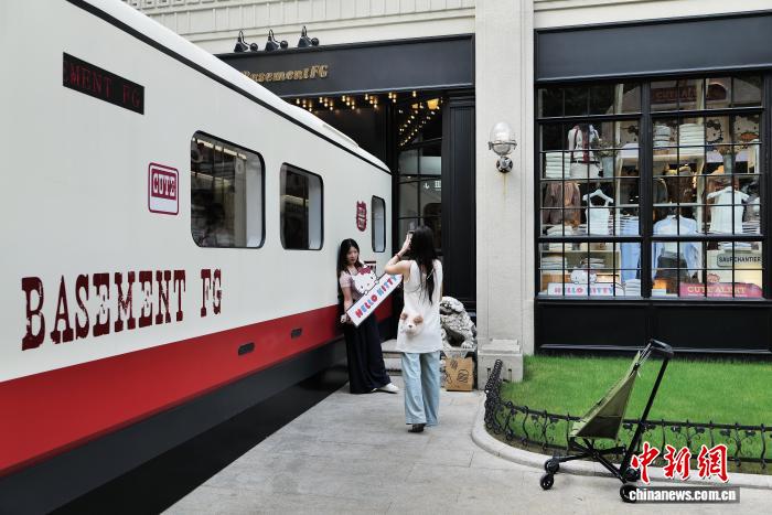 「巨大ハローキテ?！攻譬`マ地下鉄車両が上海に登場