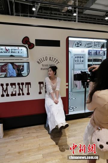 「巨大ハローキテ?！攻譬`マ地下鉄車両が上海に登場